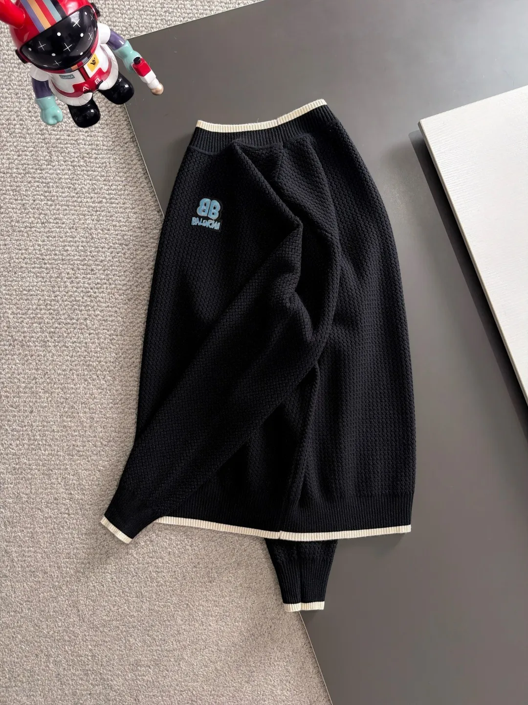 Next day shipping P195 Balenciaga high quality 2026 autumn and winter official website latest sweater, on sale at the same time at the counter Hot Sale! Specially made of wool blended fabric. It feels comfortable and can be directly in contact with the skin. The logo badge is exquisitely embroidered, which is extremely eye-catching! The details highlight the fashionable charm of big brands. Exquisite workmanship. Three-dimensional cutting style. The wearing effect is invincible and handsome! All three standards are complete! Sizes:M-3XL